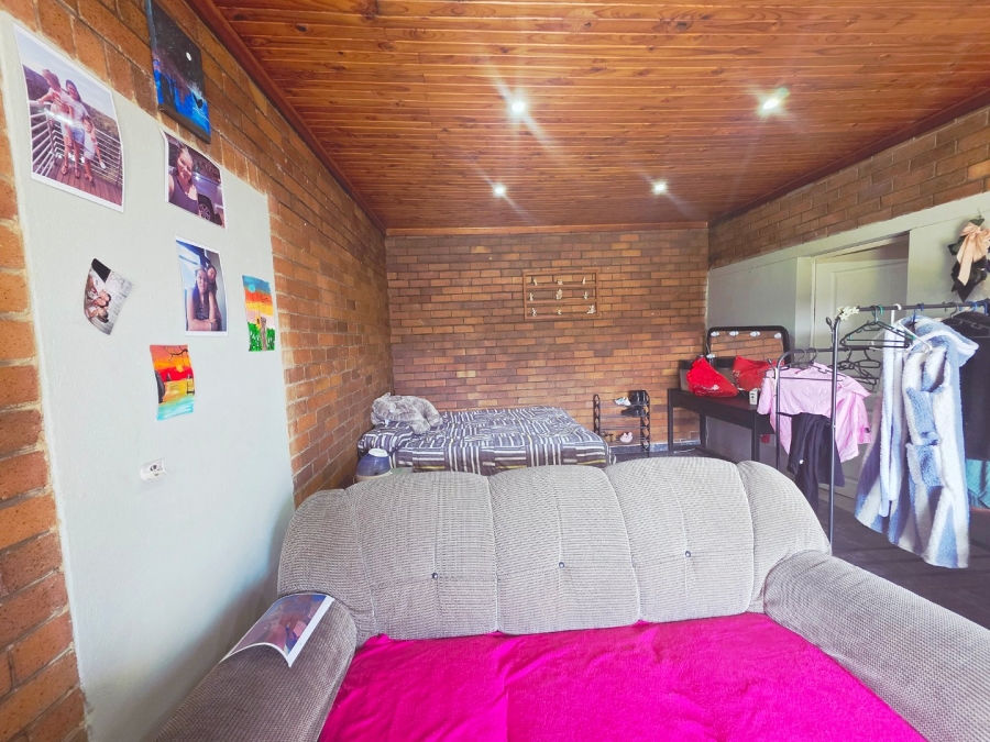 6 Bedroom Property for Sale in Petersfield Gauteng