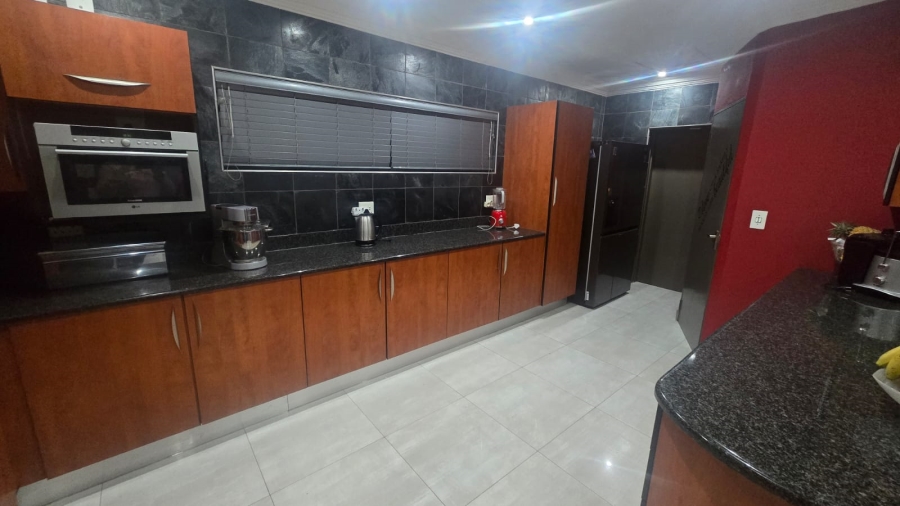 4 Bedroom Property for Sale in Rooihuiskraal Gauteng
