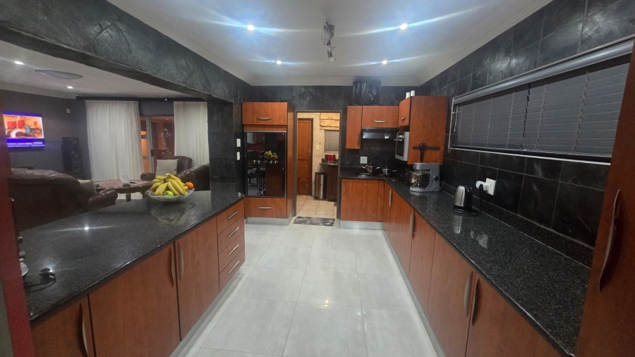 4 Bedroom Property for Sale in Rooihuiskraal Gauteng