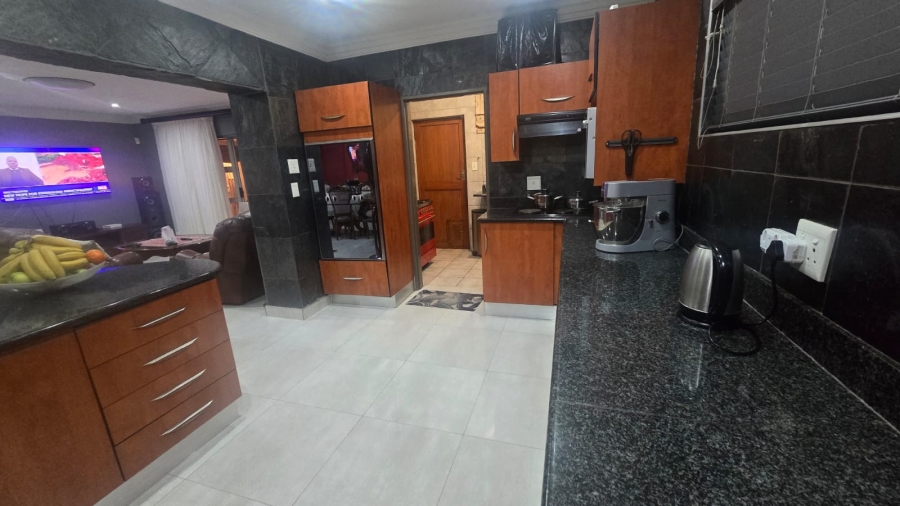 4 Bedroom Property for Sale in Rooihuiskraal Gauteng