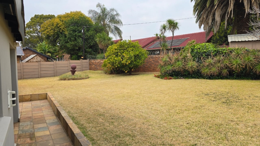 4 Bedroom Property for Sale in Rooihuiskraal Gauteng