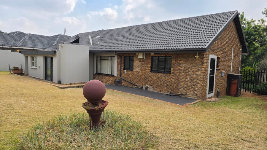 4 Bedroom Property for Sale in Rooihuiskraal Gauteng