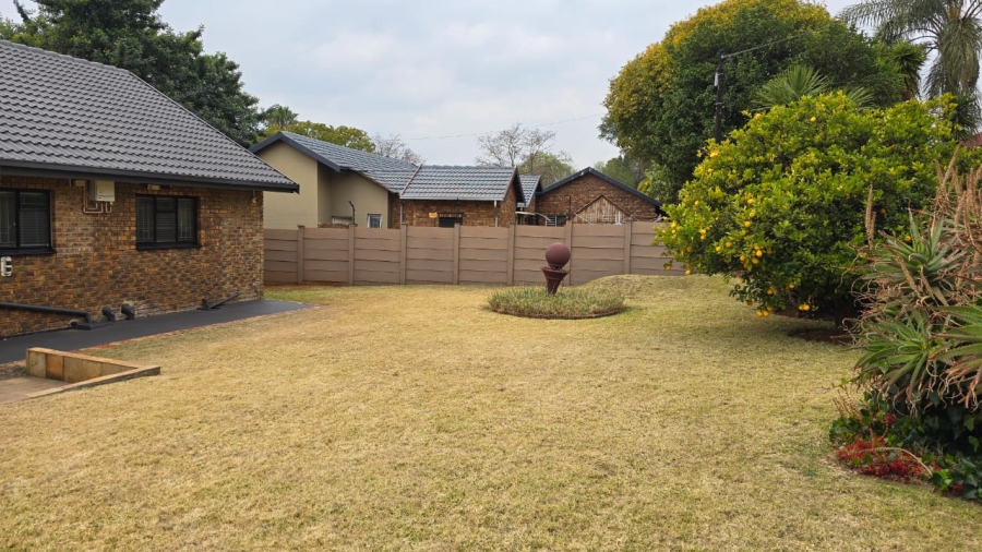 4 Bedroom Property for Sale in Rooihuiskraal Gauteng
