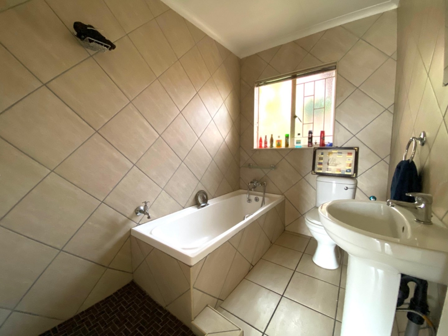 3 Bedroom Property for Sale in Wilro Park Gauteng