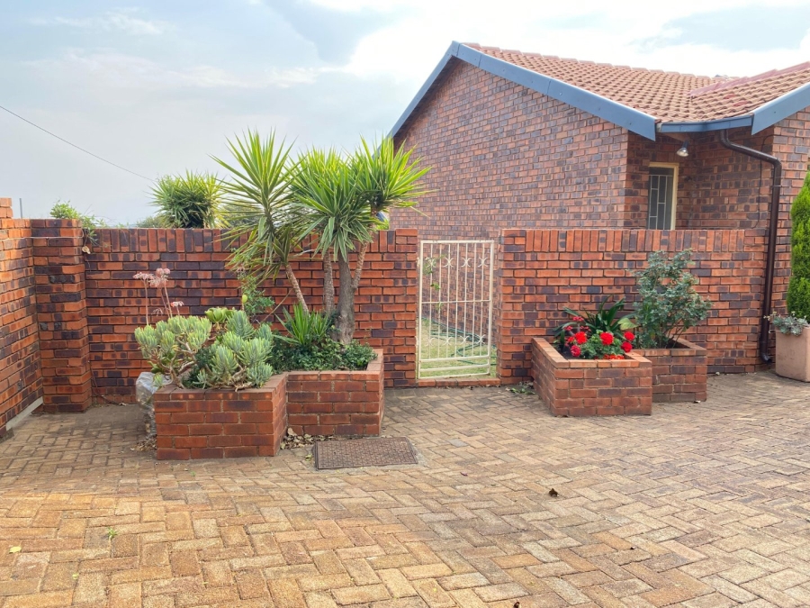 3 Bedroom Property for Sale in Wilro Park Gauteng