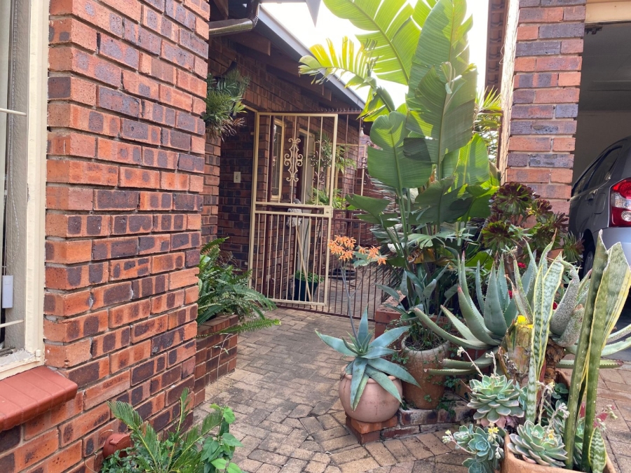 3 Bedroom Property for Sale in Wilro Park Gauteng