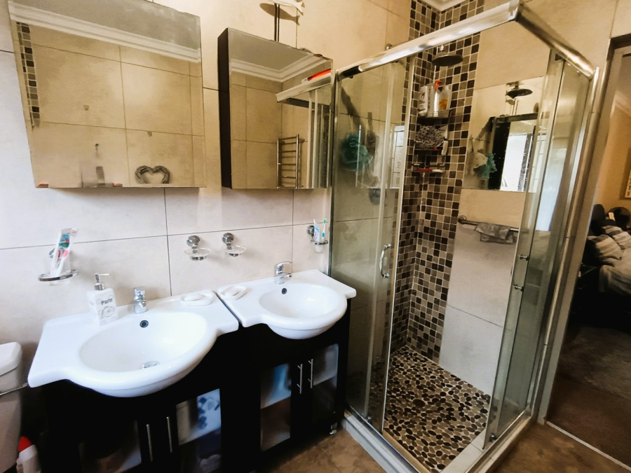 3 Bedroom Property for Sale in Eldoraigne Gauteng