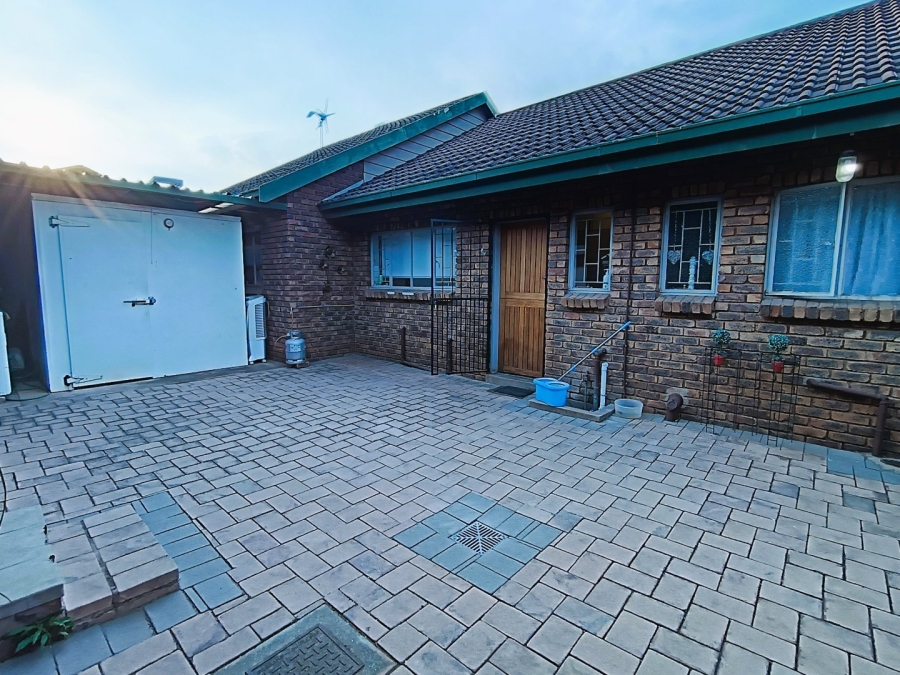 3 Bedroom Property for Sale in Eldoraigne Gauteng
