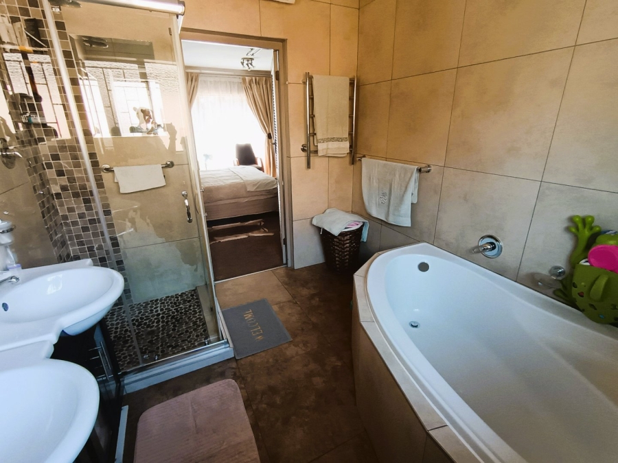 To Let 3 Bedroom Property for Rent in Eldoraigne Gauteng