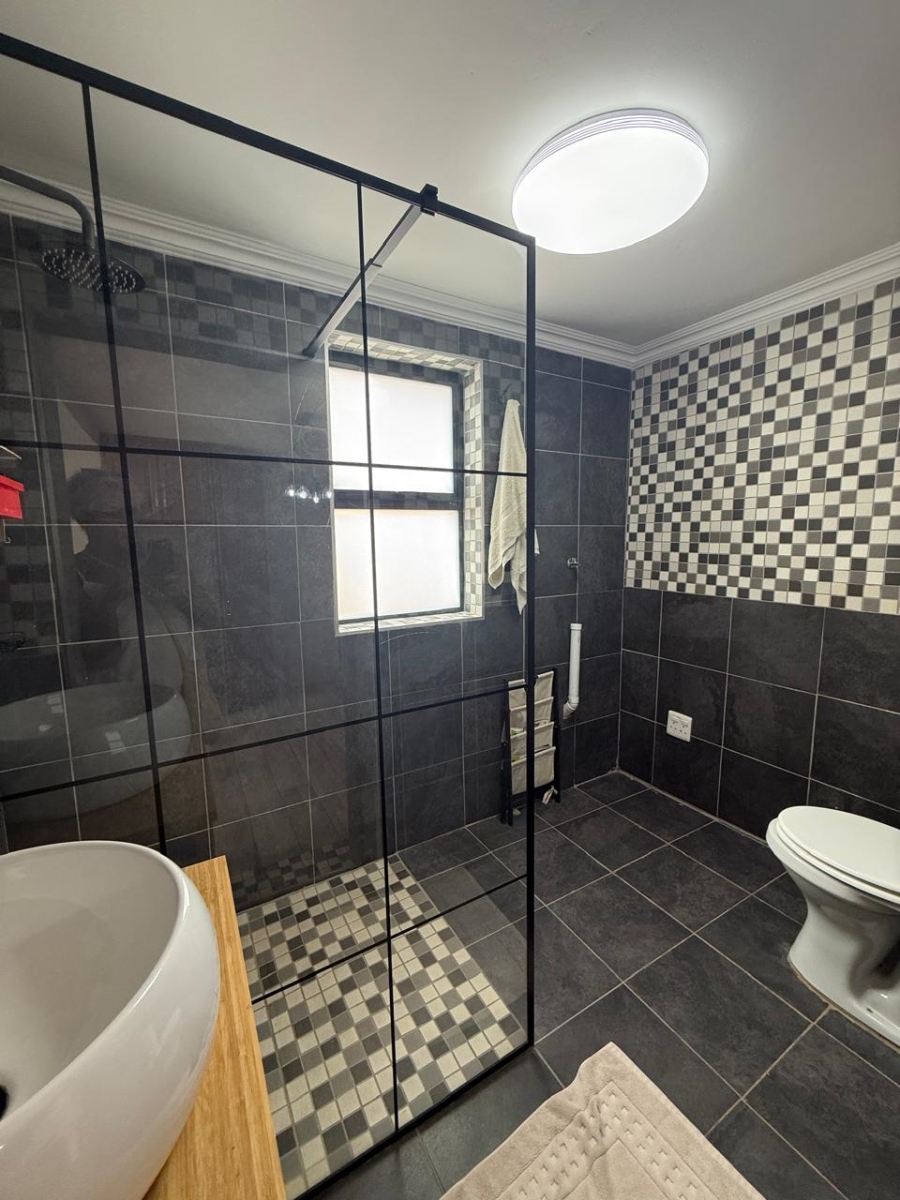 To Let 1 Bedroom Property for Rent in Saxonwold Gauteng