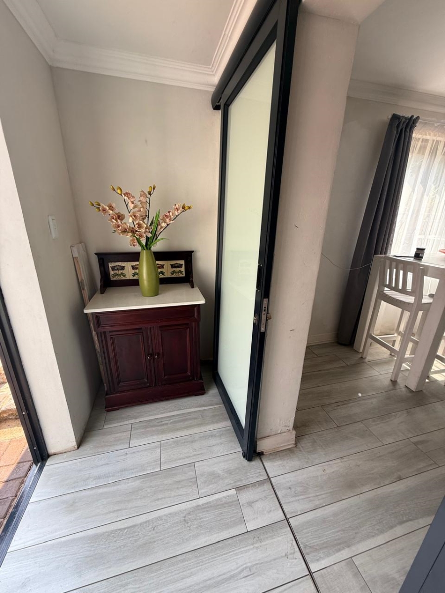 To Let 1 Bedroom Property for Rent in Saxonwold Gauteng