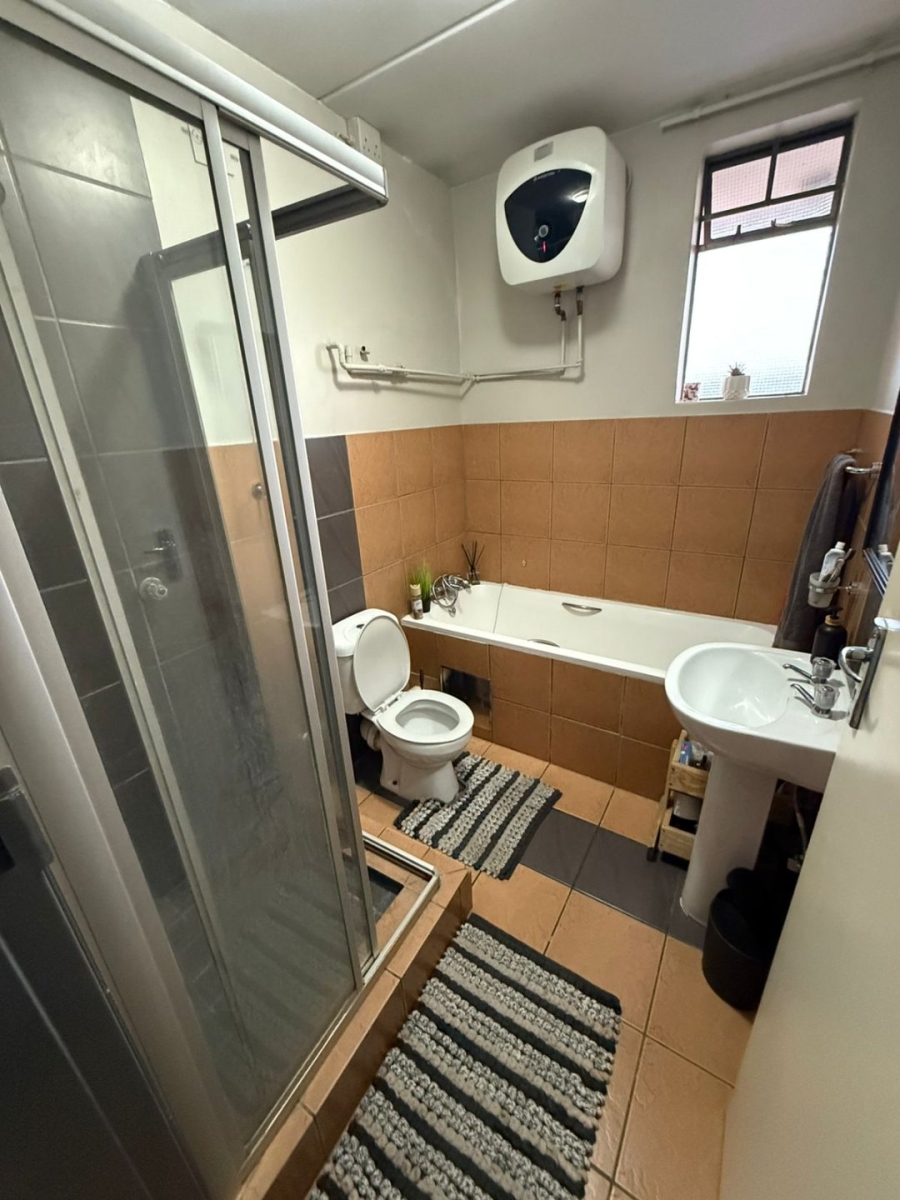 2 Bedroom Property for Sale in Rooihuiskraal North Gauteng