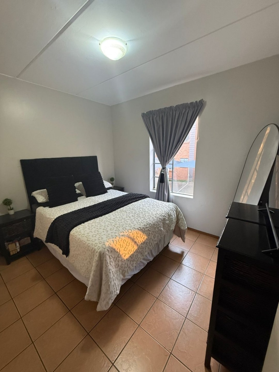 2 Bedroom Property for Sale in Rooihuiskraal North Gauteng