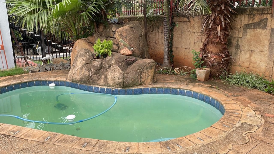 6 Bedroom Property for Sale in Magalieskruin Gauteng