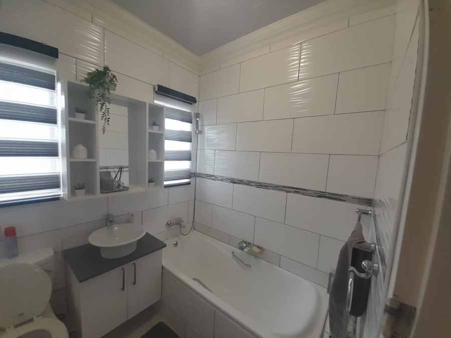 To Let 2 Bedroom Property for Rent in Meredale Gauteng