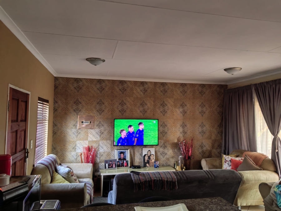 To Let 2 Bedroom Property for Rent in Equestria Gauteng