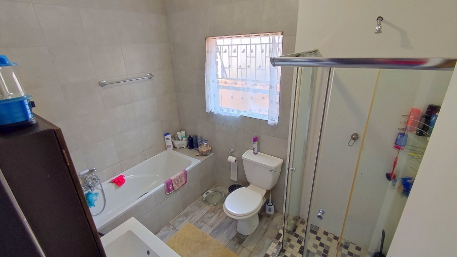 3 Bedroom Property for Sale in Amberfield Crest Estate Gauteng
