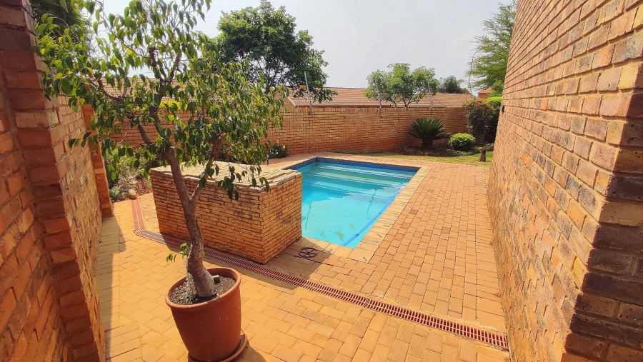 3 Bedroom Property for Sale in Amberfield Crest Estate Gauteng
