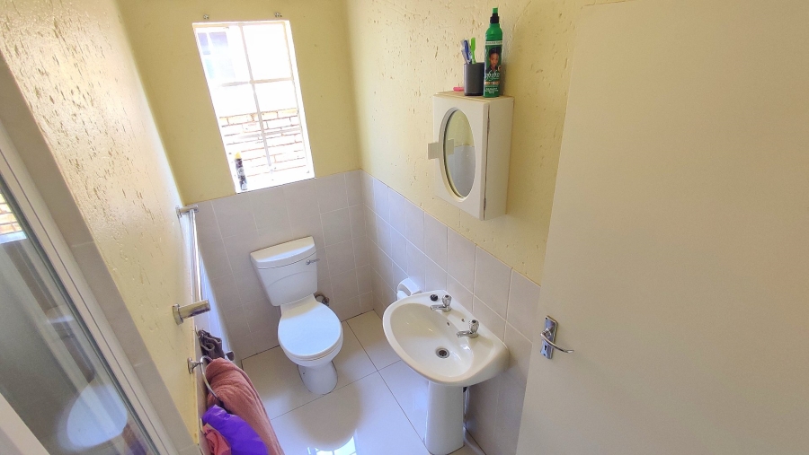 2 Bedroom Property for Sale in Heuwelsig Estate Gauteng
