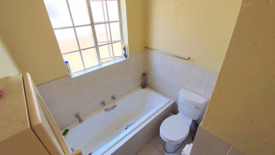 2 Bedroom Property for Sale in Heuwelsig Estate Gauteng