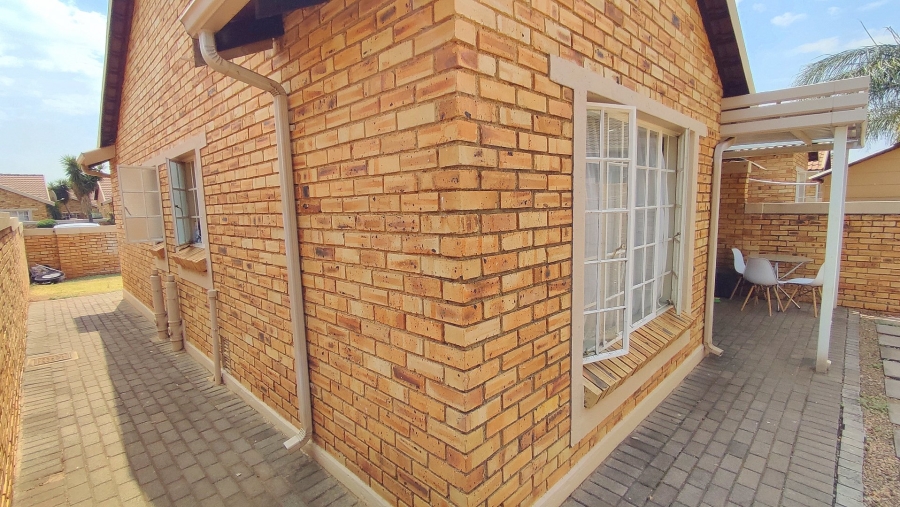 2 Bedroom Property for Sale in Heuwelsig Estate Gauteng