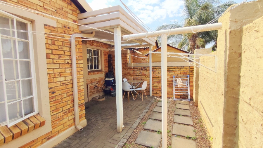 2 Bedroom Property for Sale in Heuwelsig Estate Gauteng