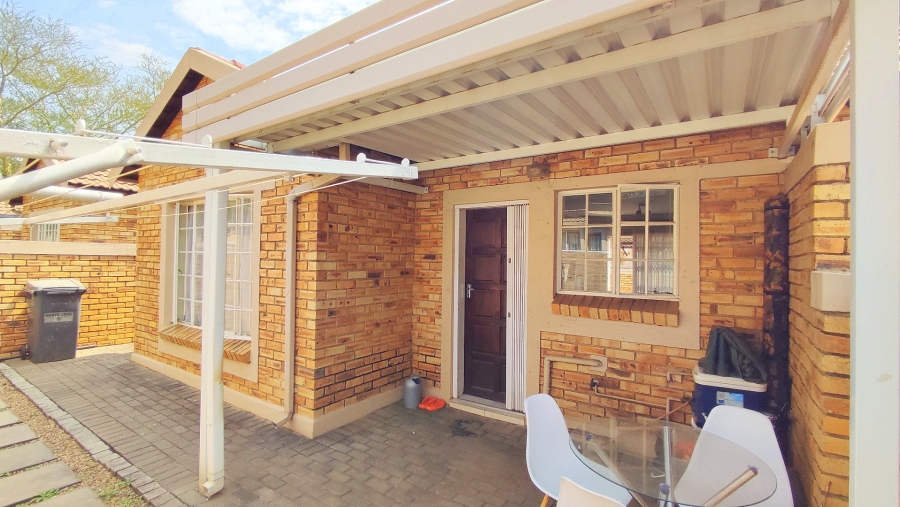 2 Bedroom Property for Sale in Heuwelsig Estate Gauteng