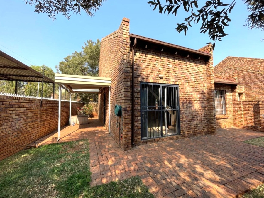 3 Bedroom Property for Sale in Die Hoewes Gauteng