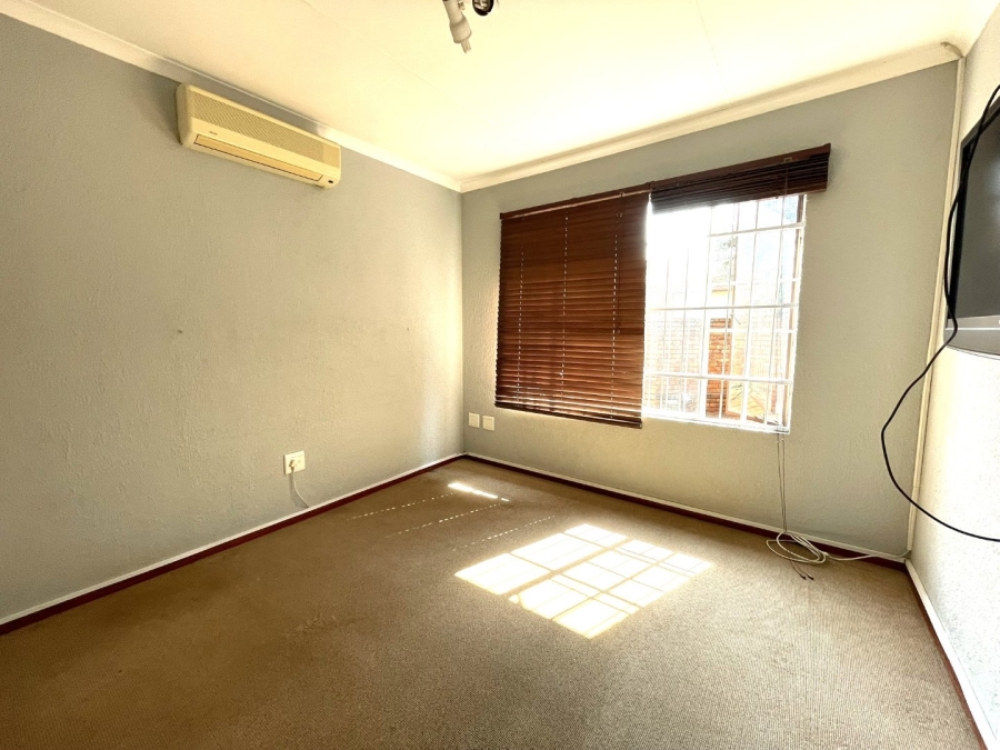 3 Bedroom Property for Sale in Die Hoewes Gauteng