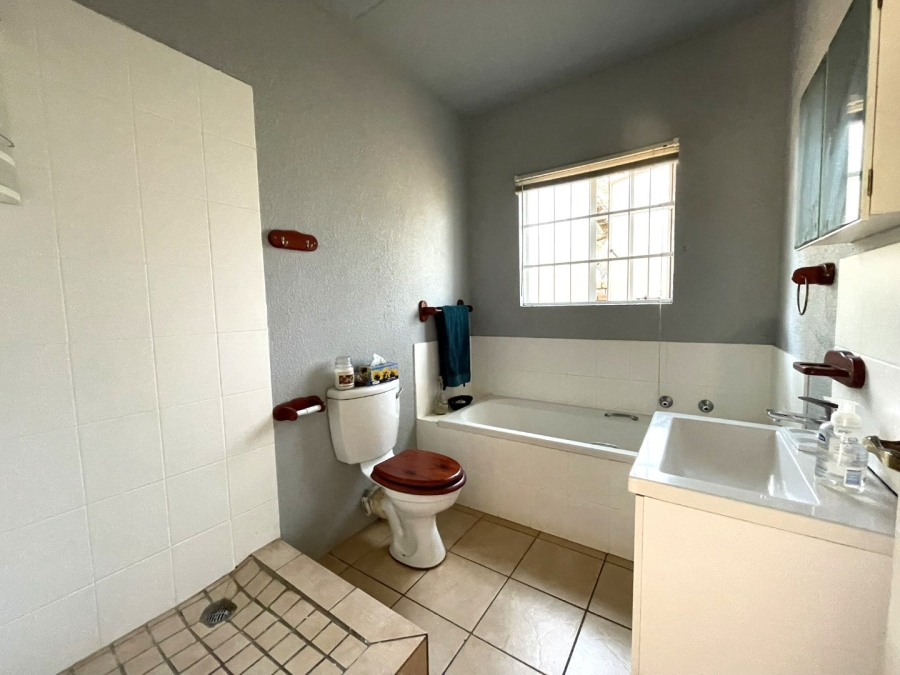 3 Bedroom Property for Sale in Die Hoewes Gauteng