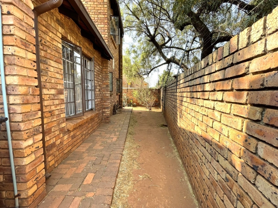 3 Bedroom Property for Sale in Die Hoewes Gauteng