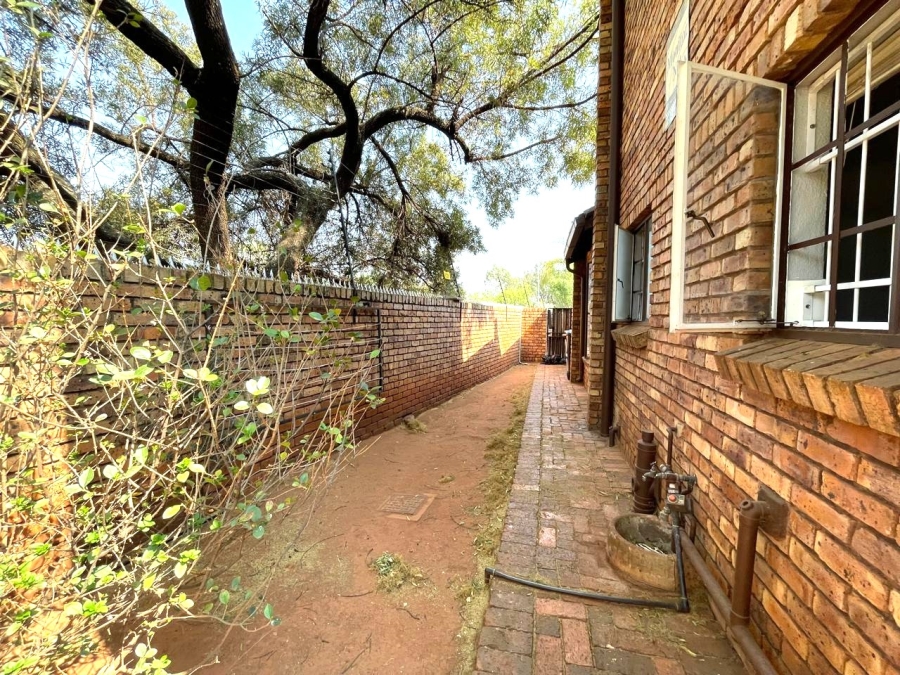 3 Bedroom Property for Sale in Die Hoewes Gauteng