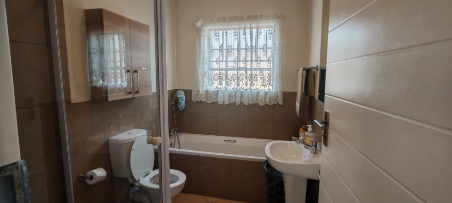3 Bedroom Property for Sale in Monavoni Gauteng