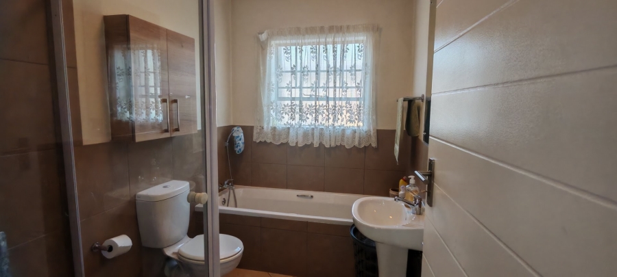 3 Bedroom Property for Sale in Monavoni Gauteng