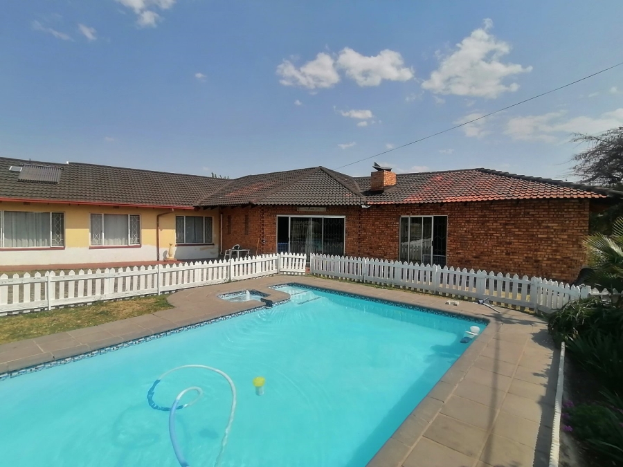 4 Bedroom Property for Sale in Verwoerdpark Gauteng