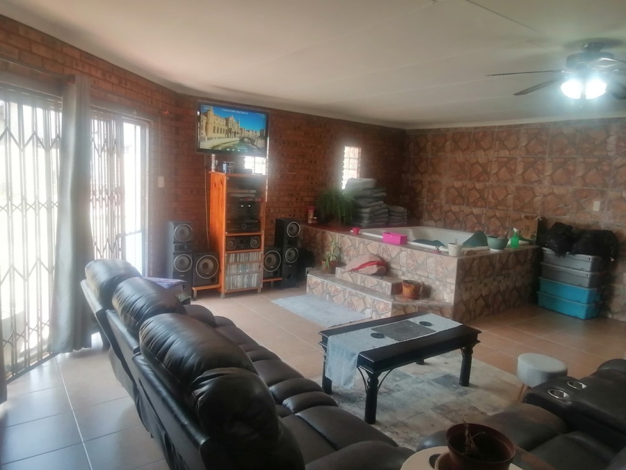 4 Bedroom Property for Sale in Verwoerdpark Gauteng