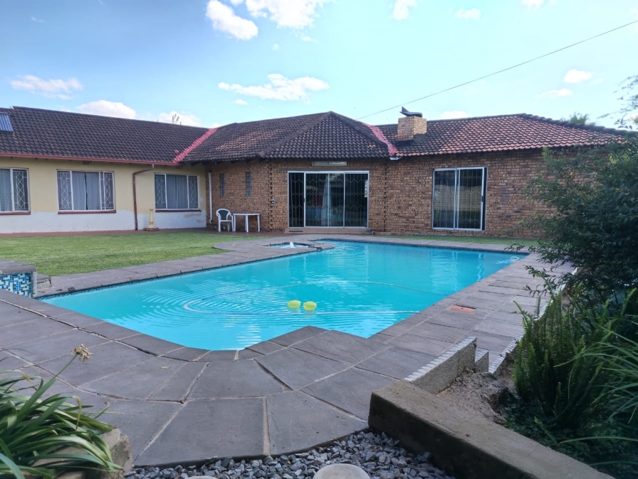 4 Bedroom Property for Sale in Verwoerdpark Gauteng