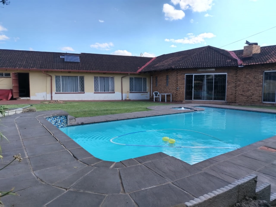 4 Bedroom Property for Sale in Verwoerdpark Gauteng
