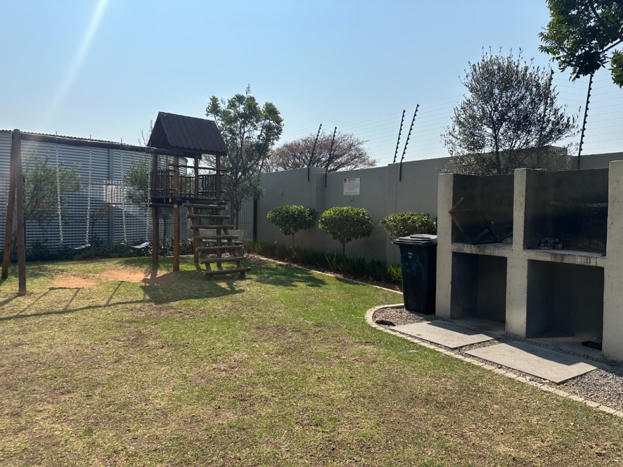 2 Bedroom Property for Sale in Crowthorne AH Gauteng