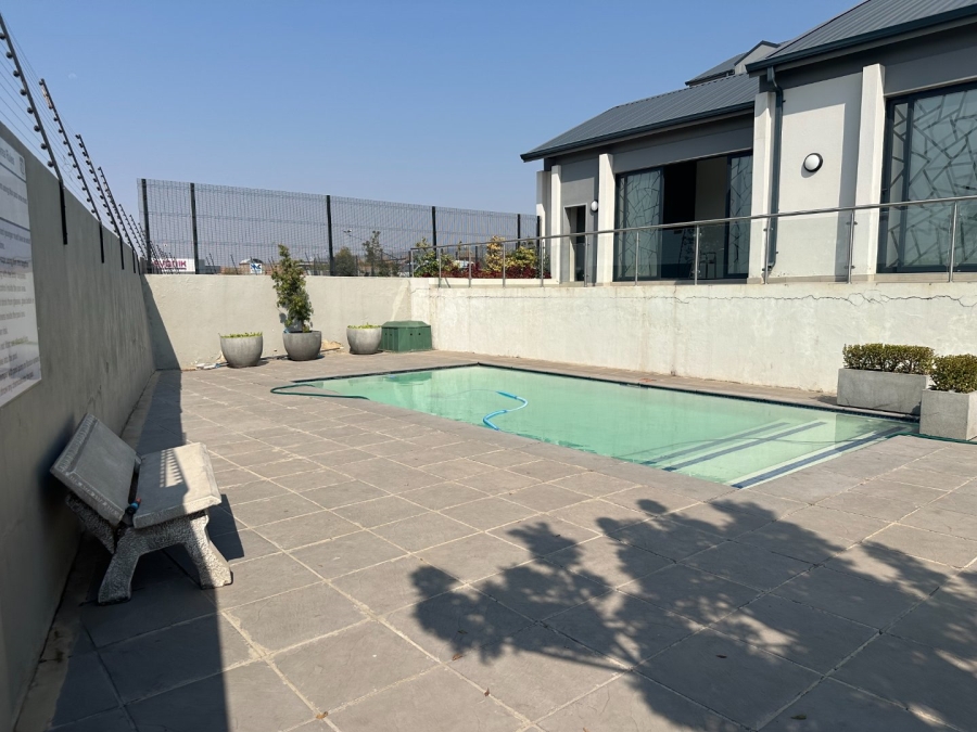2 Bedroom Property for Sale in Crowthorne AH Gauteng