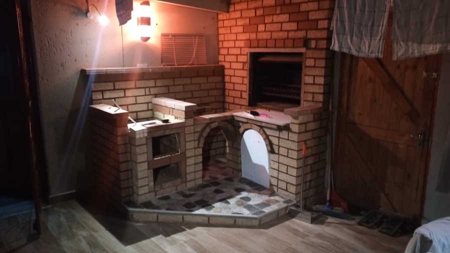 5 Bedroom Property for Sale in Mid Ennerdale Gauteng