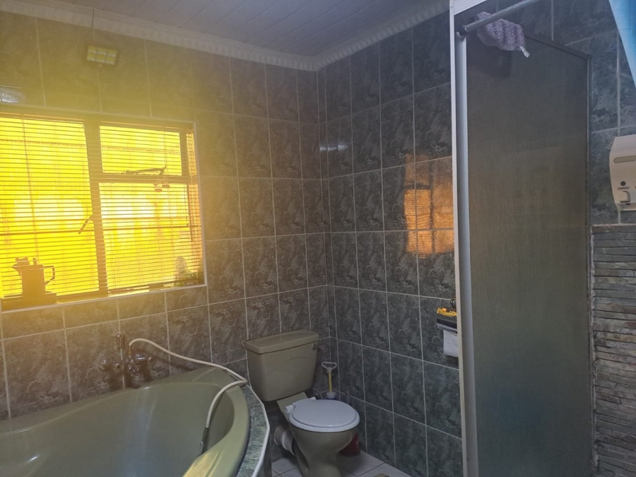5 Bedroom Property for Sale in Mid Ennerdale Gauteng