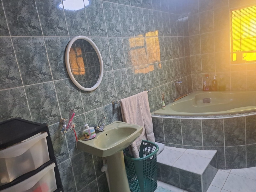 5 Bedroom Property for Sale in Mid Ennerdale Gauteng