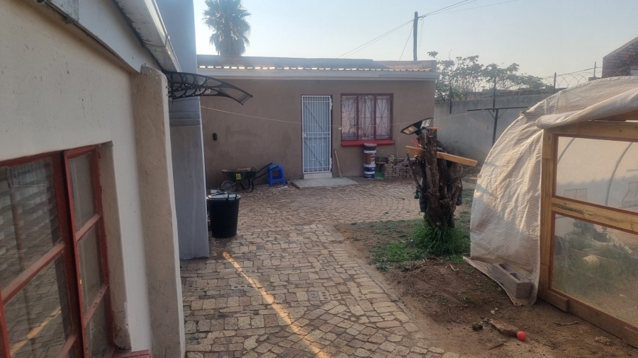 5 Bedroom Property for Sale in Mid Ennerdale Gauteng
