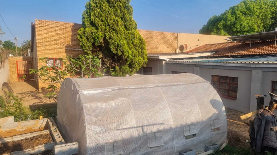 5 Bedroom Property for Sale in Mid Ennerdale Gauteng