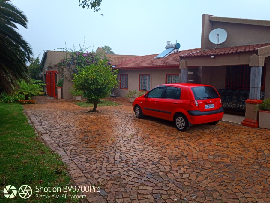 5 Bedroom Property for Sale in Mid Ennerdale Gauteng