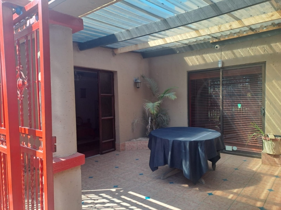 5 Bedroom Property for Sale in Mid Ennerdale Gauteng