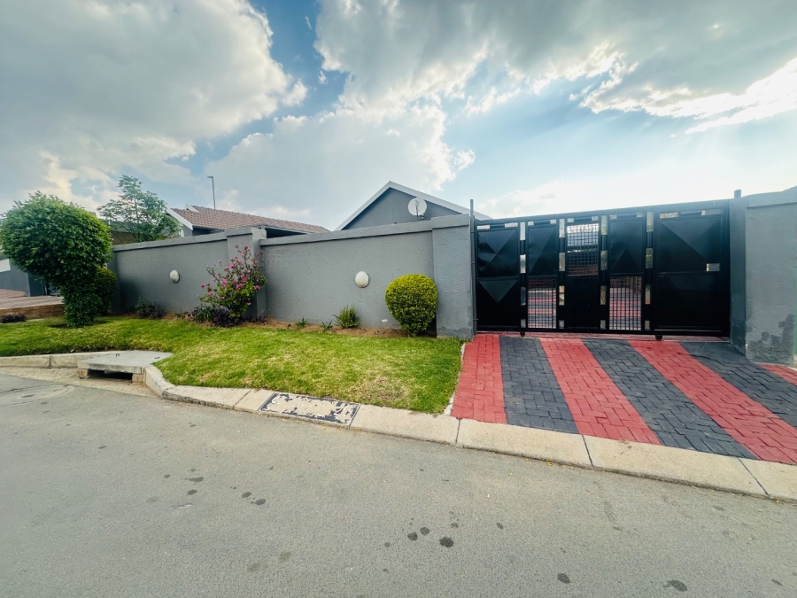 2 Bedroom Property for Sale in Cosmo City Gauteng