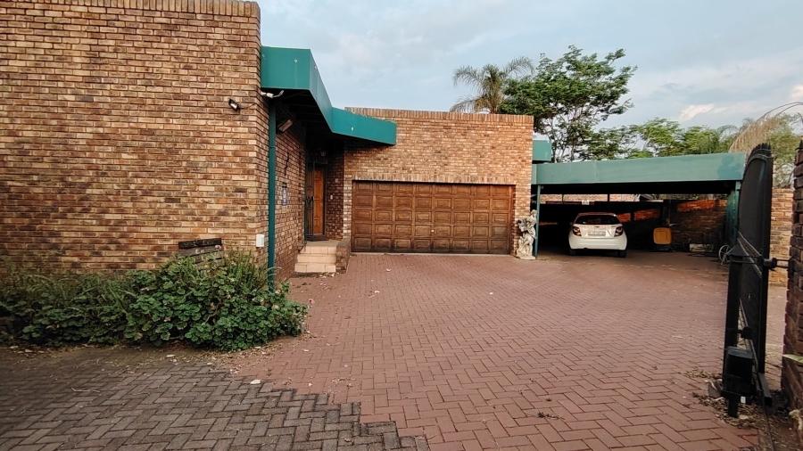 5 Bedroom Property for Sale in Zwartkop Gauteng