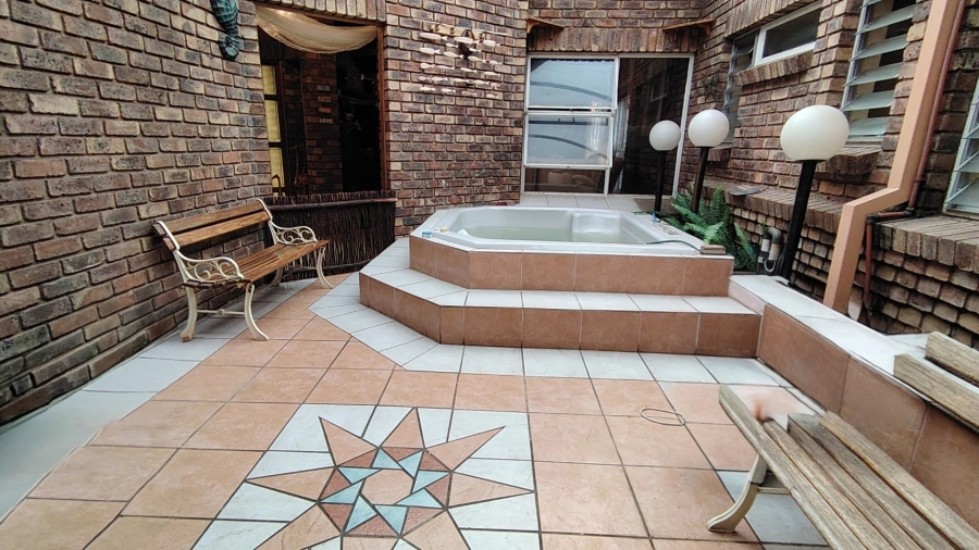 5 Bedroom Property for Sale in Zwartkop Gauteng